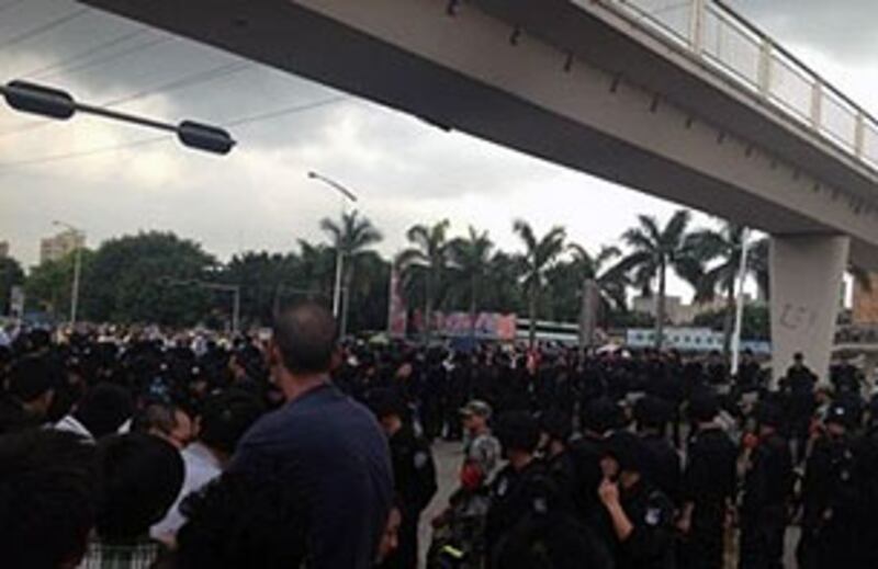 深圳寶安村民抗議開發商建築低質量的示威吸引大批途人圍觀，當局出動近千保安及警員戒備。（北環路食肆曾先生提供） 