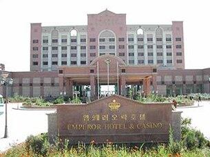 북한의 라선시 비파도에 홍콩의 영황(英皇;Emperor)그룹이 카지노 관광을 겨냥해 투자한 ‘앰퍼러 오락호텔(EMPEROR HOTEL&CASINO)’.