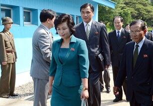 남북 장관급 회담을 위한 실무접촉이 이뤄진 지난 9일 오전 판문점에서 북측 수석대표를 맡은 김성혜 조국평화통일위원회(조평통) 등 대표단이 군사분계선을 넘어 우리측 평화의 집으로 향하고 있다. 