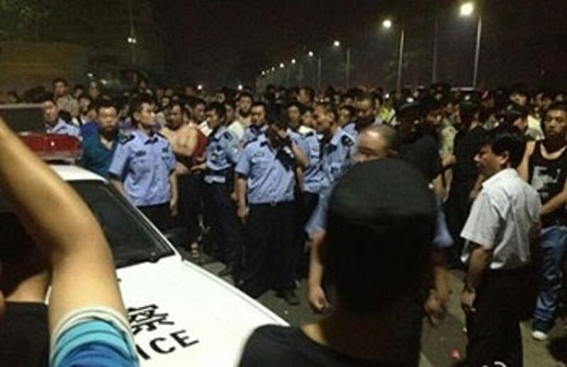 打人的許昌城管躲在警車上，群眾要求交出打人者並圍攻警車。（圖片由劉女士提供）