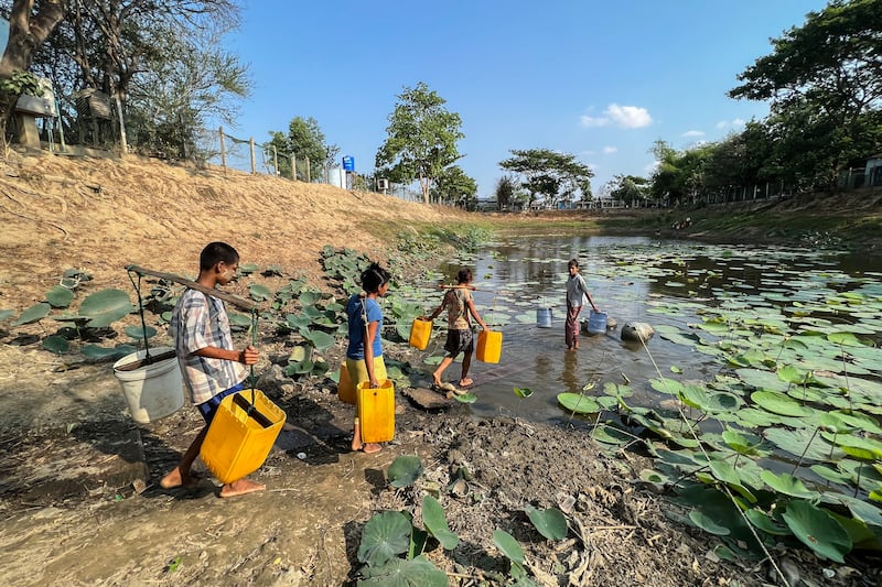 ရန်ကုန်မြစ်တစ်ဖက်ကမ်း ဒလမြို့နယ်တွင် နေထိုင်သည့် ပြည်သူများ သောက်သုံးရေခပ်ယူနေကြသည်အား ၂၀၂၃ ခုနှစ် မေလ ၂ ရက်နေ့က တွေ့ရစဉ်။ (Photo: RFA)