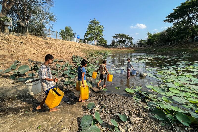 ရန်ကုန်မြစ်တစ်ဖက်ကမ်း ဒလမြို့နယ်တွင် နေထိုင်သည့် ပြည်သူများ သောက်သုံးရေခပ်ယူနေကြသည်အား ၂၀၂၃ ခုနှစ် မေလ ၂ ရက်နေ့က တွေ့ရစဉ်။ (Photo: RFA)