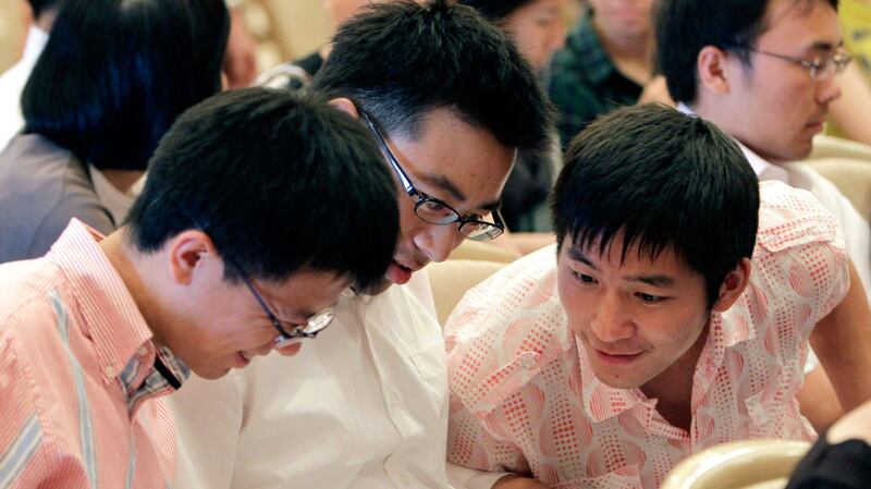 目前在日本高校就读的中国大陆留学生约有8万6千人，占留学生总人数4成以上。图为2010年8月21日，在日本学习的中国学生在东京招聘会上。（AP）