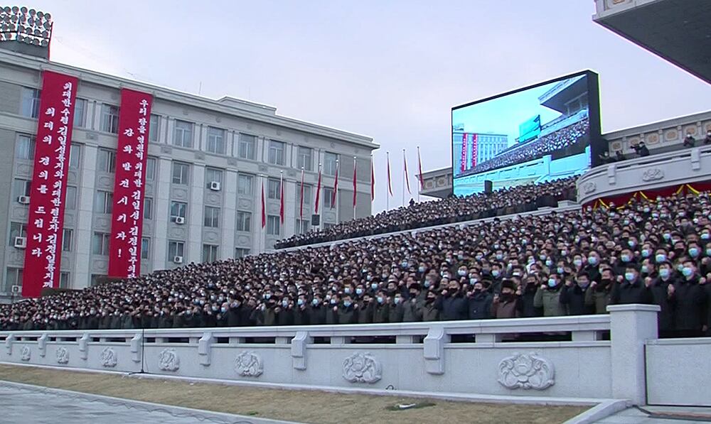 북한 주민과 군인들이 평양 김일성광장에서 8차 당대회 결정 사항 관철 의지를 다지는 군민연합대회를 하는 모습.