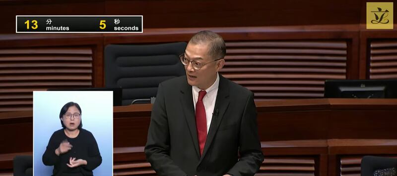 醫務衞生局長盧寵茂質疑，如何把持有有效香港身份證的人當作「外人」。（立法會直播截圖）
