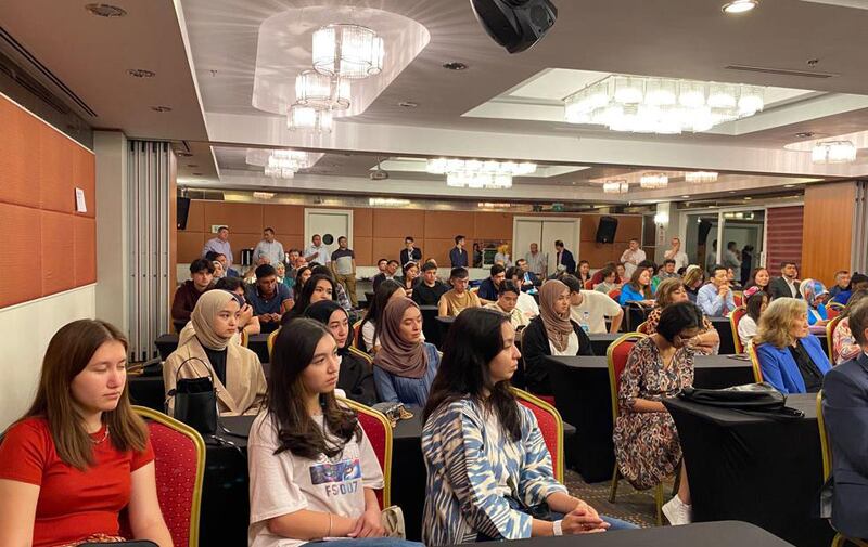 ئۇيغۇر ئاكادېمىيەسىنىڭ ئۇيۇشتۇرۇشى، ئامېرىكا تىنچلىق ئىنستىتۇتىنىڭ ياردىمى بىلەن ئەنقەرەدە ئۆتكۈزۈلگەن ئۇيغۇر ياشلىرىنى تەربىيەلەش كۇرسىغا قاتناشقۇچىلار. 2023-يىلى 10-ئىيۇل، تۈركىيە.