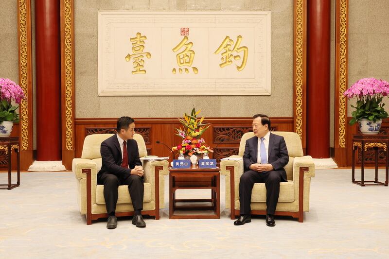11至12月港澳辦展開一系列司長、副司長、政治助理及政策組的接見行程。本月4日,港澳事務辦公室主任夏寶龍在北京會見政策組組長黃元山一行。(港澳辦網頁相片)