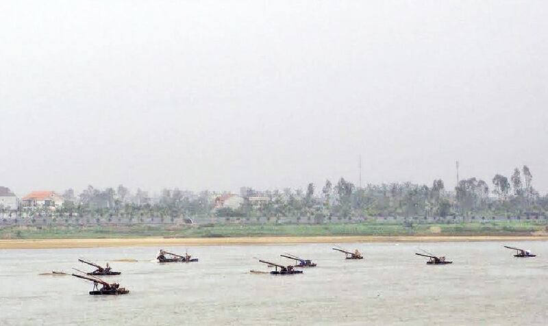 Máy hút cát trên sông Trà-Khúc, Quảng Ngãi 