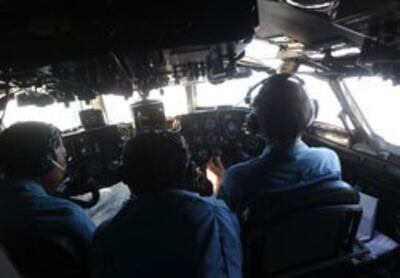 Máy bay AN-27 do Nga chế tạo trong một chuyến bay tìm kiếm máy bay Malaysia Airlines mất tích, ảnh chụp ngày 14 tháng 3 năm 2014. AFP PHOTO / HOANG DINH NAM.