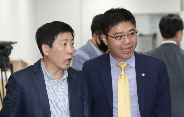 박상학 자유북한운동연합 대표(왼쪽)와 미래통합당 지성호 의원.