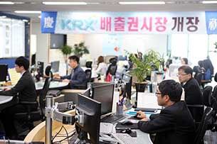 지구온난화의 주범인 온실가스를 뿜어낼 수 있는 권리인 탄소배출권이 주식처럼 거래되는 시장이 개장했다.