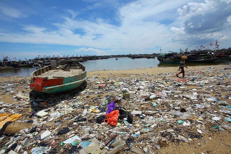 南海的海洋废弃物问题日益严峻,图为海南岛的港湾堆满各式生活垃圾。(法新社)