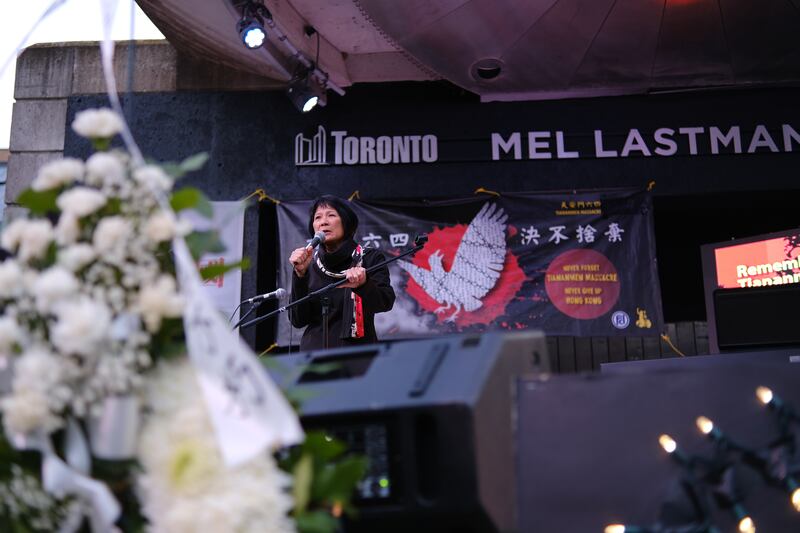 鄒至蕙在今年6月1日多倫多六四燭光晚會,在台上分享1989年6月4日經歷,指當日一晚之間組織六四遊行,最終有3.5萬人出席,由此寄語「為民主而戰的過程中,我們從未孤單」。(溫賓 攝)