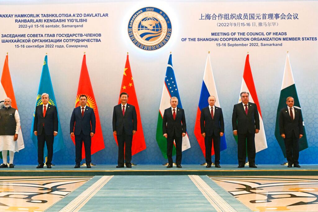 «شاڭخەي ھەمكارلىق تەشكىلاتى» نىڭ يىغىنىدا شى جىنپىڭ ۋە ئوتتۇرا ئاسىيا دۆلەتلەرنىڭ پرېزىدېنتلىرى. 2022-يىلى 16-سېنتەبىر، سەمەرقەنت، ئۆزبېكىستان.