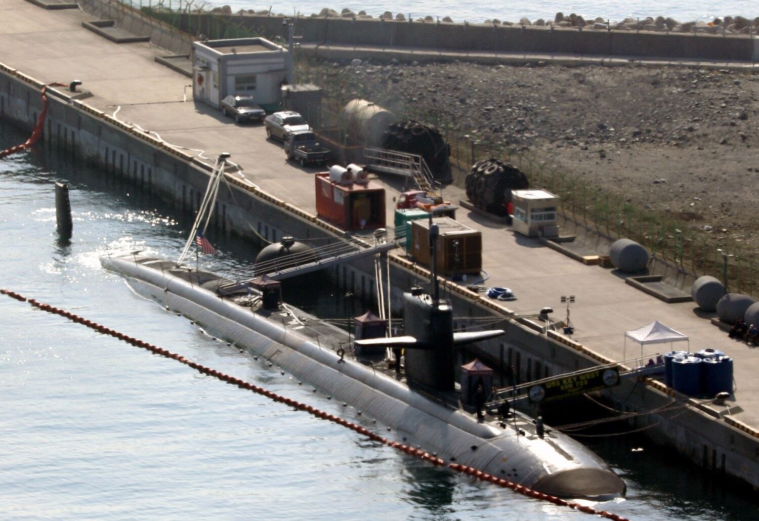 2일 부산 해군작전사령부 작전기지에 미 핵추진 잠수함 USS 키웨스트(SSN722)가 입항해 있다. 미측은 고도의 은밀성이 핵심인 잠수함 전력은 노출하지 않는 것이 통상적이지만, 키웨스트함의 부산 입항 사실은 공개함으로써 무력 도발 수위를 높여가는 북한에 경고를 보낸 것으로 해석된다.
