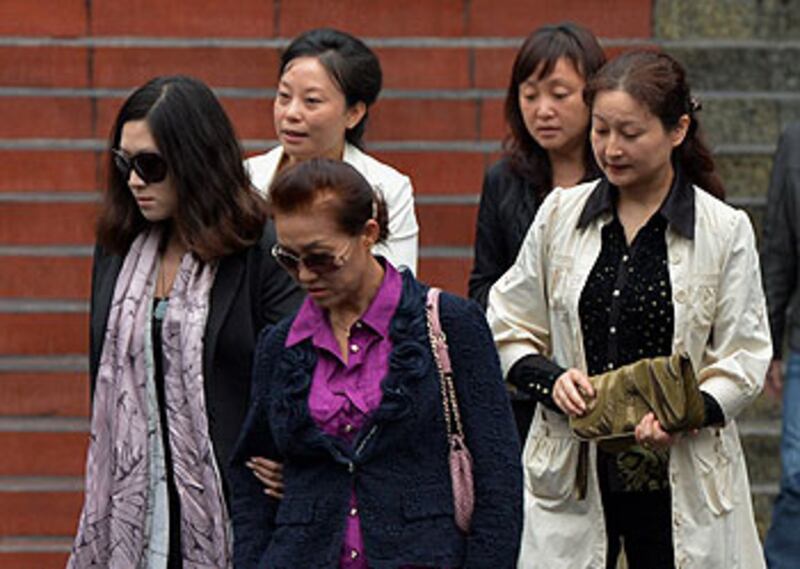 法新社圖片： 9月24日，王立軍在成都法院接受審判。圖為宣判後未知姓名的婦女離開法院。（AFP PHOTO/Mark RALSTON）