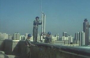 이동통신 기지국을 건설중인 북한의 근로자들 모습.
