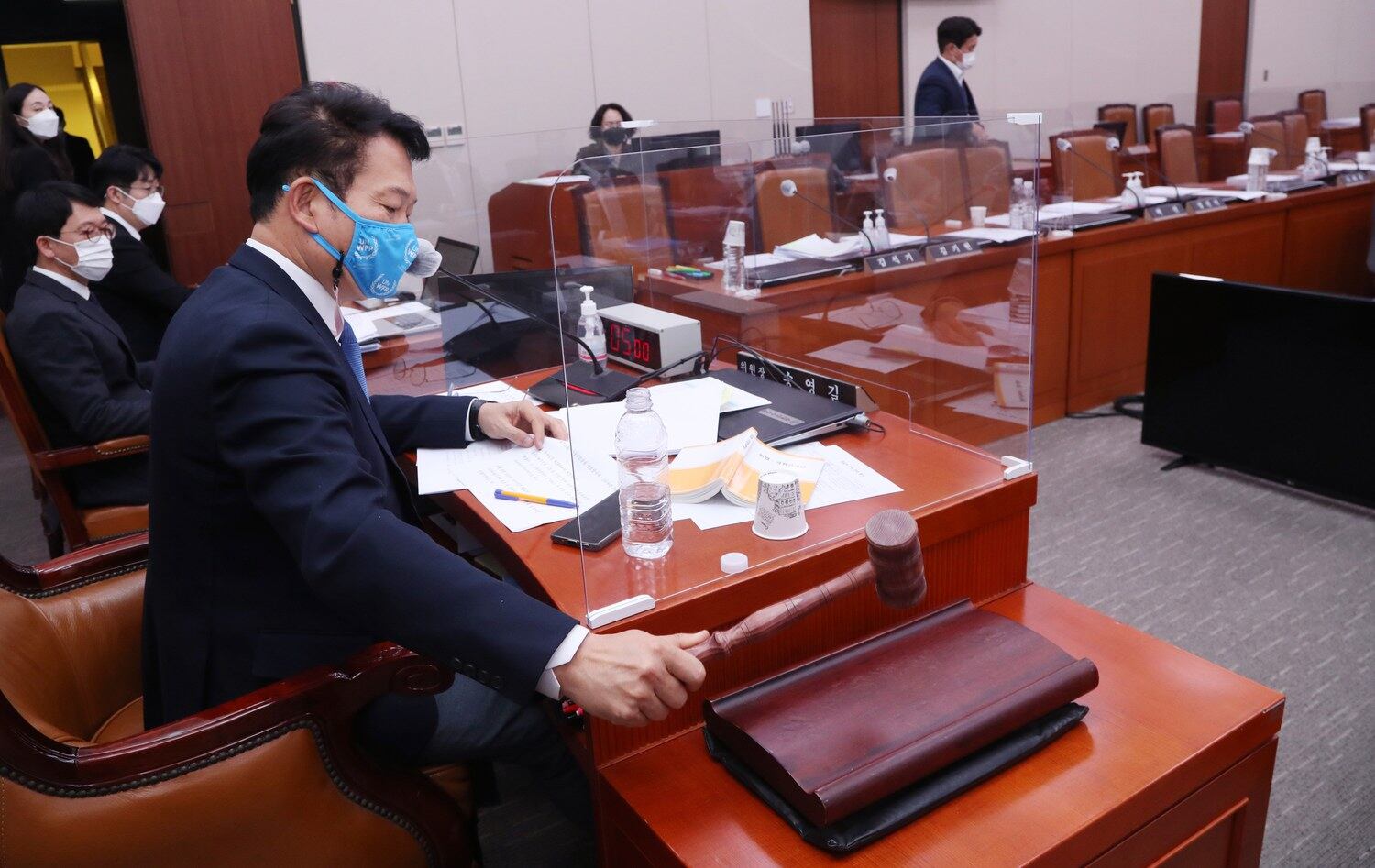 송영길 국회 외교통일위원장이 2일 서울 여의도 국회에서 열린 외교통일위원회 전체회의에서 남북관계 발전에 관한 법률 일부개정법률안 통과를 선언하고 있다.