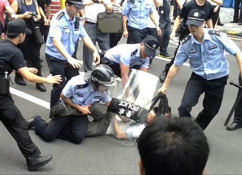 2012年6月13日，廣州富力金港城的業主到富力地產總部維權時，被趕到現場的警方按倒在地。(業主小五提供)
