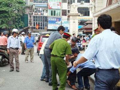 Mặc dù gặp nhiều khó khăn với chính quyền, các nhà tranh đấu trong nước vẫn tiếp tục lên tiếng kêu gọi Dân chủ và Nhân quyền cho VN. Hình: Công an ngân chận bắt những người biểu tình chống Trung Quốc nhân sự kiện rước đuốc Olympic Bắc Kinh ở VN hôm 29-4-2008.