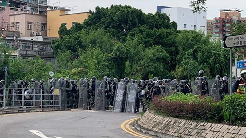 2019年7月27日,泰瑞·李在元朗参加街头抗争时拍摄的防暴警察阵线。(泰瑞·李提供,独家首发)