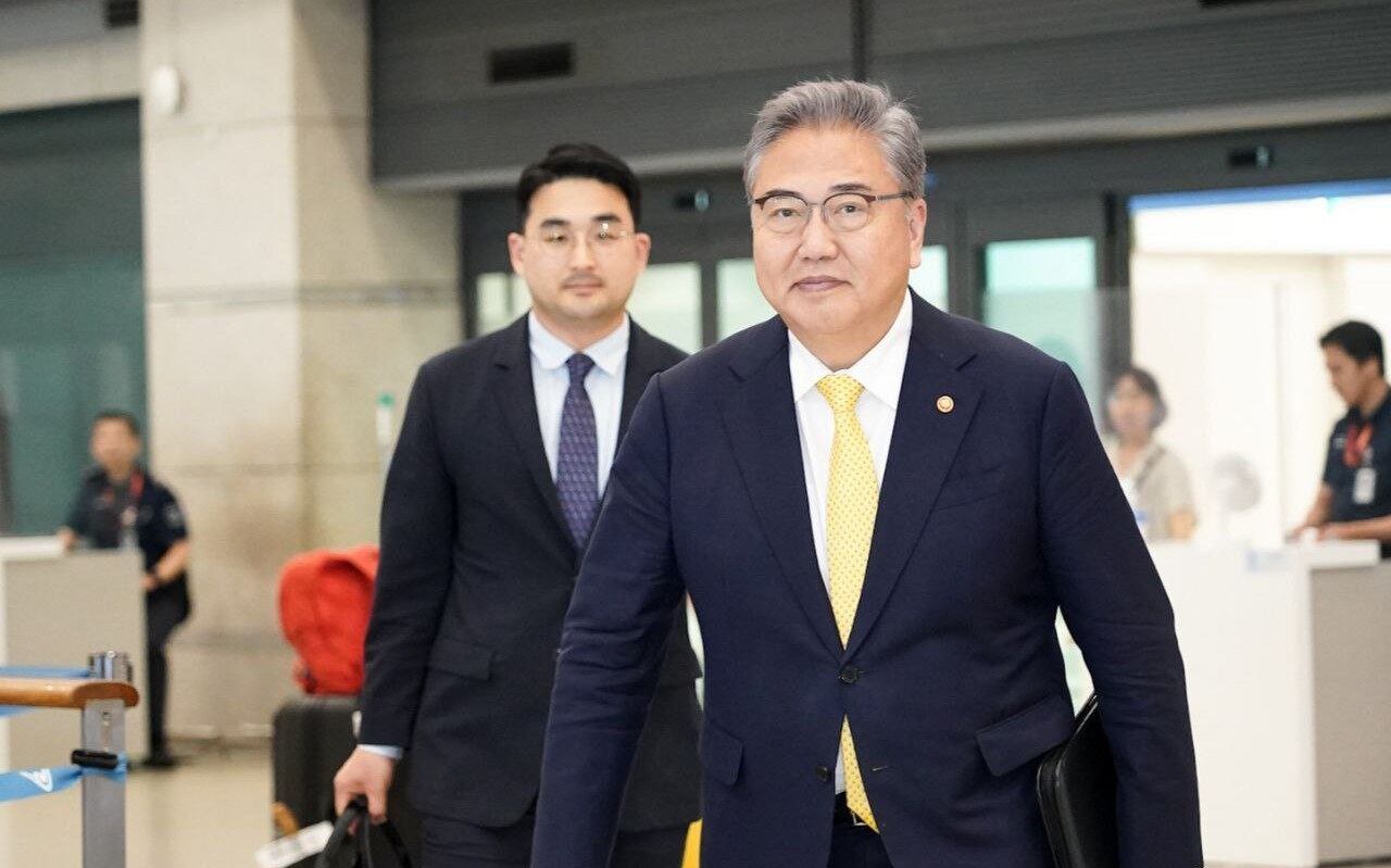 박진 외교부 장관이 5박 8일간의 유럽 순방을 마치고 2일 인천공항을 통해 귀국하고 있다. 박 장관은 오스트리아, 튀르키예, 이탈리아, 바티칸 4개국을 연쇄 방문해 2030 부산세계박람회 유치 교섭 활동 등을 벌였다.