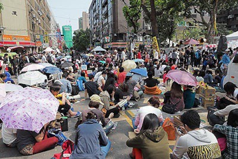 Student demonstrators stage a sit-in protest in Taipei, March 24, 2014. Photo credit: RFA.