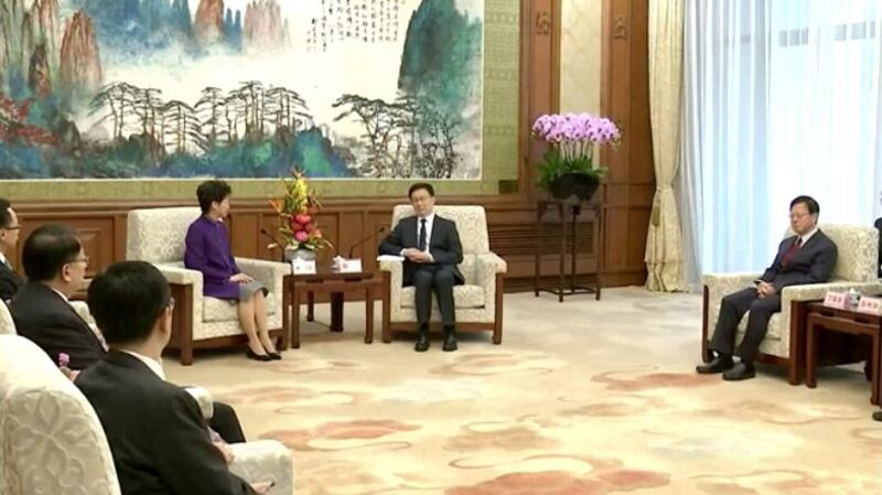 2019年11月6日,在北京,主管港澳事务,兼任中共中央港澳工作协调小组组长的中国国务院副总理韩正接见香港行政长官林郑月娥。(视频截图/路透社)