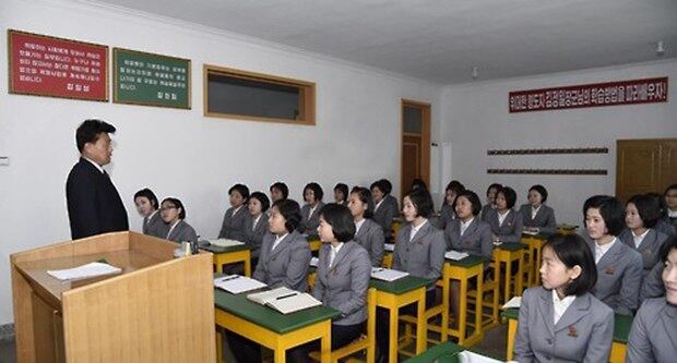 북한 평양경제기술대학의 학생들이 수업하는 모습.