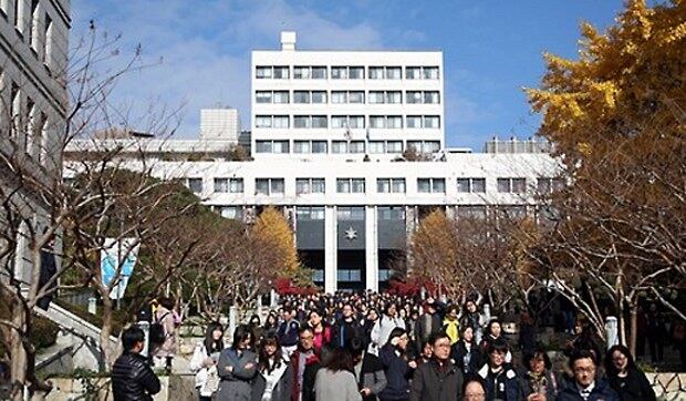 지난달 15일 2016학년도 수시논술고사가 열린 서울 용산구 숙명여자대학교에서 논술시험을 마친 수험생들과 학부모들이 캠퍼스를 메우고 있다. 