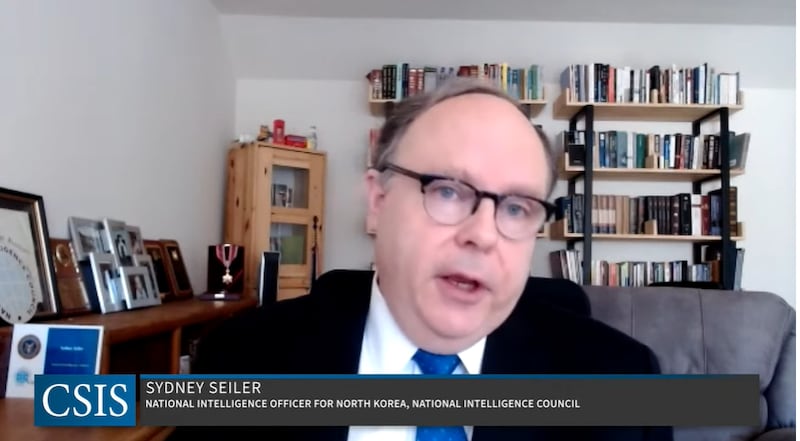 미 국가정보국장실 산하 국가정보위원회(National Intelligence Council)의 시드니 사일러(Sydney Seiler) 북한 담당관이 26일 미 전략국제문제연구소(CSIS)가 주최한 대담회에서 말하고 있다.
