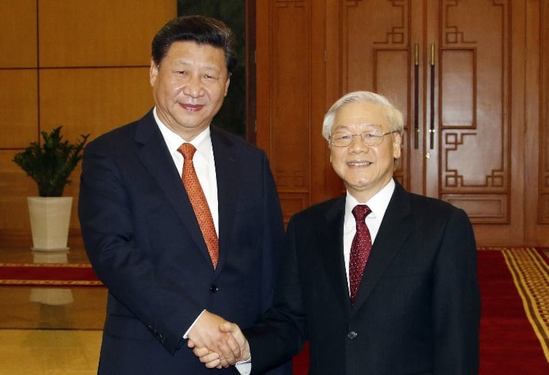 Hình minh hoạ. Chủ tịch Trung Quốc Tập Cận Bình (trái) và Tổng Bí thư Nguyễn Phú Trọng (phải) ở Hà Nội hôm 5/11/2015
