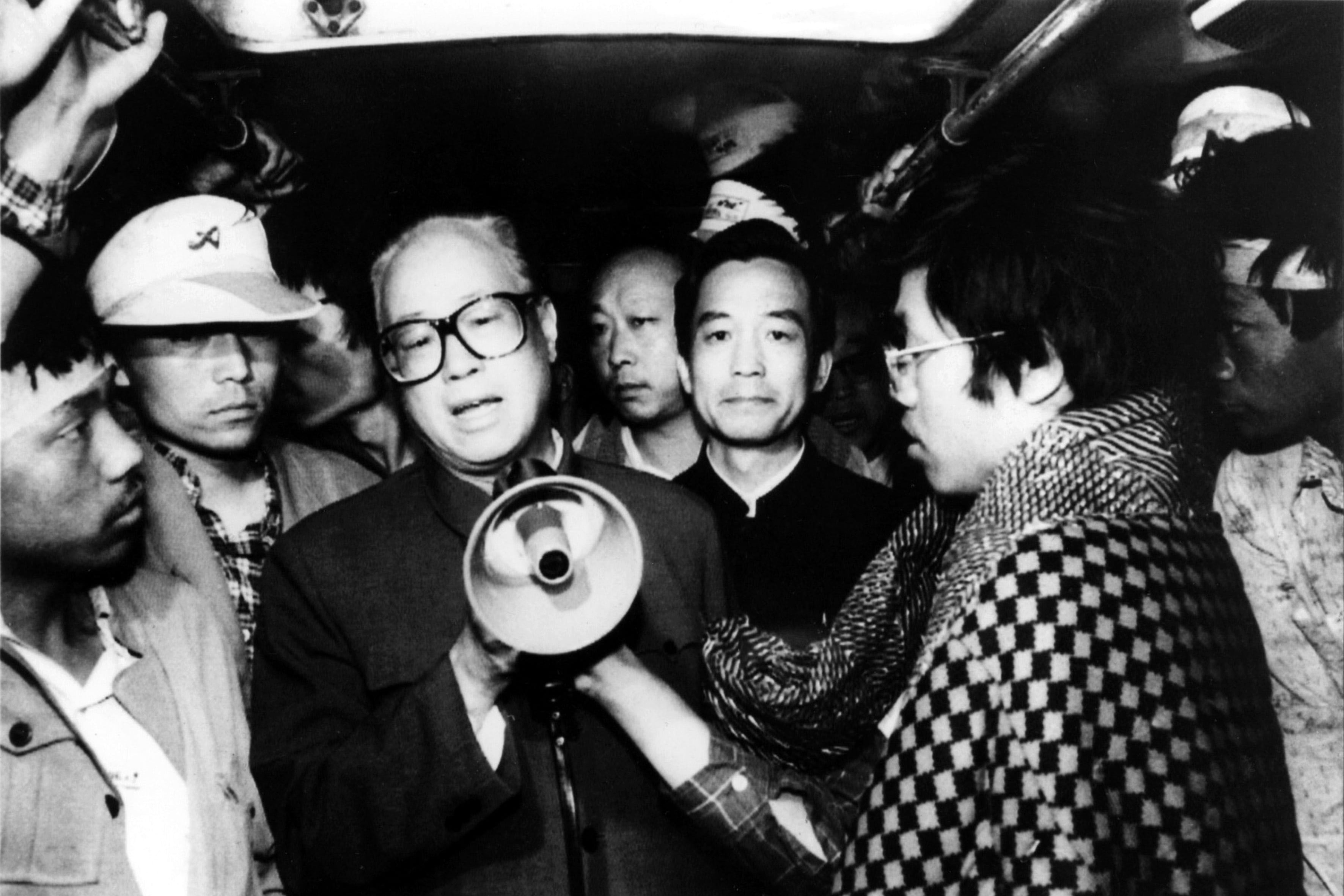 1989年5月19日,中共总书记赵紫阳在北京天安门广场与绝食的学生进行了谈话。