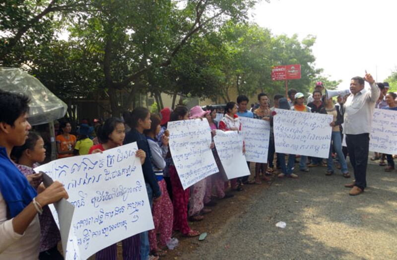 កម្មករ​កម្មការិនី​រោងចក្រ លី ឡុង ស្ថិត​នៅ​ភូមិ​សន្ទូច ឃុំ​ស្រែថ្មី ស្រុក​រលាប្អៀរ ខេត្ត​កំពង់ឆ្នាំង ប្រមូល​ផ្ដុំ​នៅ​មុខ​រោងចក្រ​ទាមទារ​ថៅកែ​គោរព​លក្ខខណ្ឌ​ការងារ នៅ​ថ្ងៃ​ទី១០ ខែ​តុលា ឆ្នាំ​២០១៣។