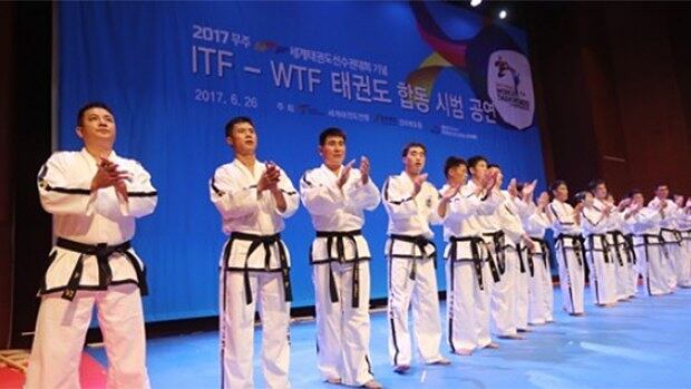 ITF 북한 태권도시범단이 지난 6월 26일 전북도청에서 시범 공연을 마친 뒤 박수를 치고 있다. 