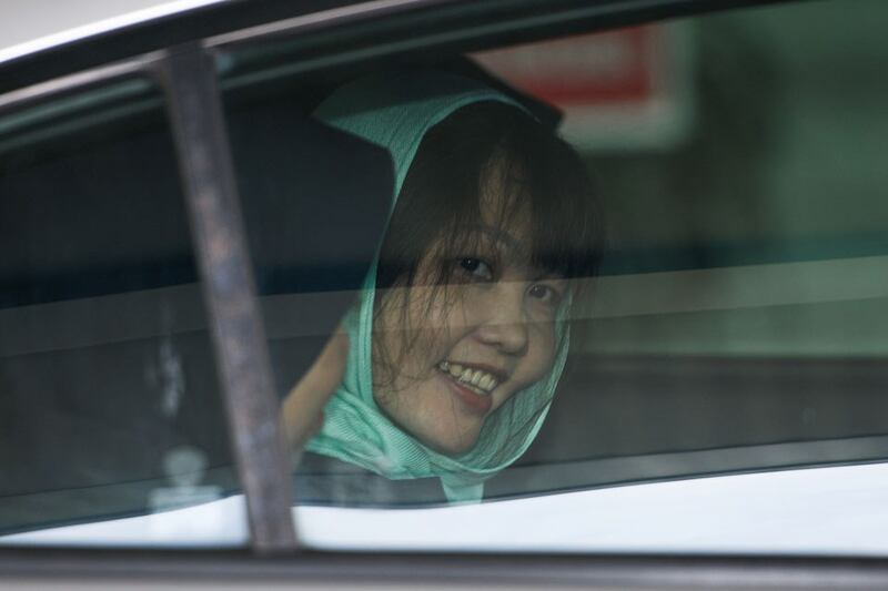 Cô Đoàn Thị Hương mỉm cười khi được cảnh sát Malaysia dẫn khỏi tòa án ở Shah Alam hôm 1/4/2019