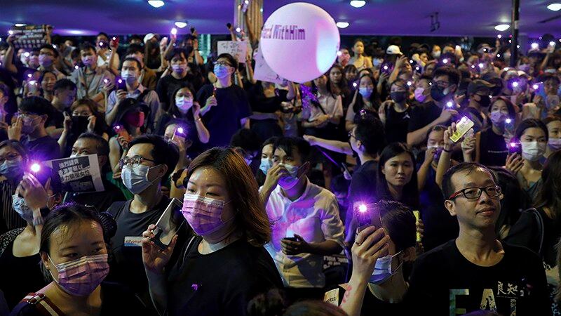 2019年8月28日在香港街头抗议的民众(美联社)