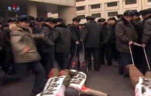 북한 조선중앙TV는 13일 남한 정부가 "최고존엄을 모독했다"며 김책공업종합대학 학생들이 이명박 대통령과 김관진 국방장관, 정승조 합참의장의 모형물에 발길질하고 있는 모습을 방영했다.