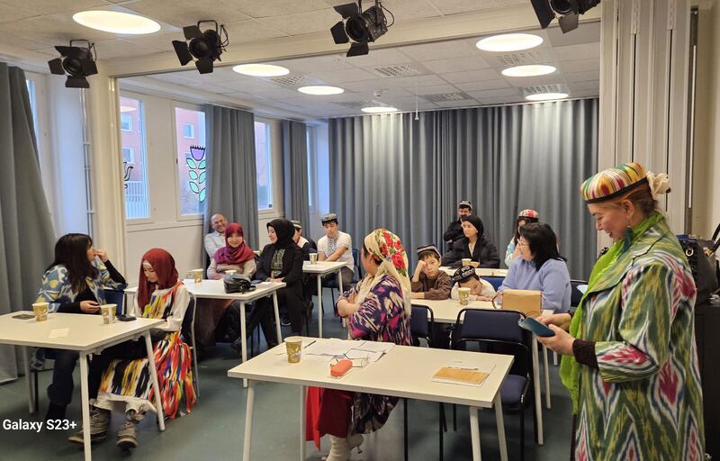 «شىۋېتسىيە ئۇيغۇر بىرلىكى» تەشكىلاتىنىڭ ئۇيۇشتۇرۇشىدا ئۆتكۈزۈلگەن «مۇھاجىرەتتە ئانا تىل سۆيگۈسى» ناملىق ئەركىن سۆھبەت پائالىيىتىدىن كۆرۈنۈش. 2024-يىلى 24-فېۋرال، سىتوكھولم، شىۋېتسىيە.