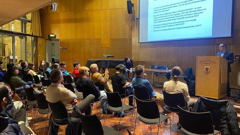 كامبىرىج ئۇنىۋېرسىتېتىدا «ئۇيغۇر ئىرقىي قىرغىنچىلىقى ۋە ئىرقىي قىرغىنچىلىقىنىڭ خىتايدا ئىنكار قىلىنىشى» نامىدا ئېچىلغان يىغىن كۆرۈنۈشى. 2024-يىلى 4-مارت، لوندون