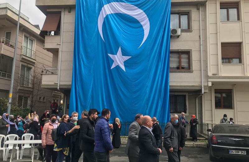 شەرقىي تۈركىستاننىڭ داۋاسى يولىدا بىر ئۆمۈر كۈرەش قىلغان پېشقەدەم قازاق پائالىيەتچى، تونۇلغان يازغۇچى خىزىربەك غەيرەتۇللا ئەپەندىنىڭ جىنازا نامىزى كېتىۋاتقان جامائەت. 2022-يىلى 7-ئاپرېل، ئىستانبۇل.