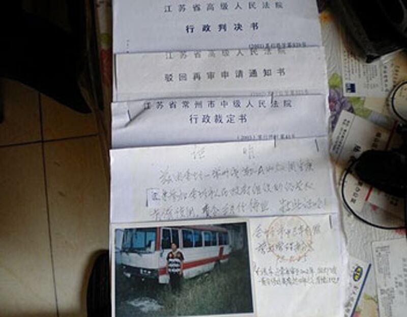 Wuxi_petitioner_YuChunmei_papers350.jpg