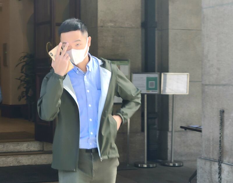 報稱為攝影師的37歲男子蔡健瑜,被指在前年3月8日,在大埔超級城市民悼念科大生周梓樂期間,連同時任區議員被指尾隨及指罵便衣警員,涉案5人被控非法集結罪。(吳婷康攝)