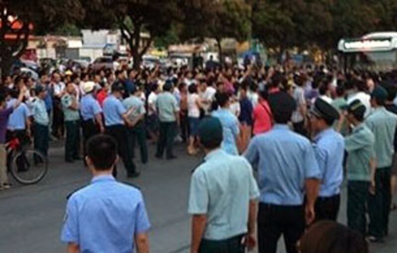 2012年5月24日,珠海市香洲區有交警於扣車期間向司機噴射辣椒噴霧,另造成途人受傷,引起群眾不滿鼓譟,上千市民圍堵現場造成交通擠塞。(日進文具店王女士提供)
