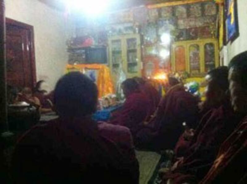 图片：僧俗藏人为贡觉嘉举行祈福超度法会。（受访人提供）