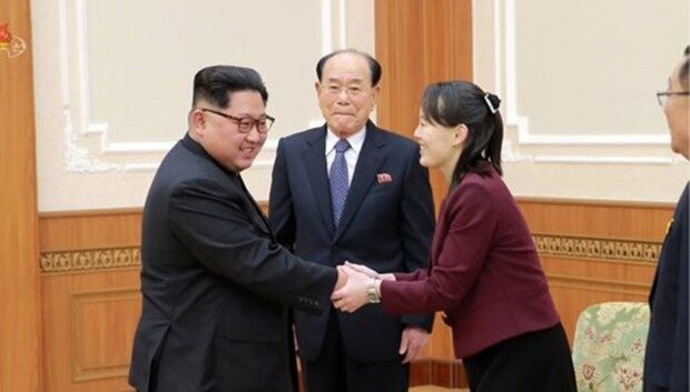 사진은 남쪽을 방문하고 평양에 귀환한 고위급대표단이 김정은 북한 노동당 위원장에게 활동 내용을 보고하는 자리에서 오빠인 김정은 위원장의 손을 꼭 붙잡고 활짝 웃는 김여정의 모습.