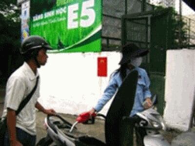 Việt Nam dùng xăng E-5 vào năm tới- Ảnh của báo Thanh Niên online