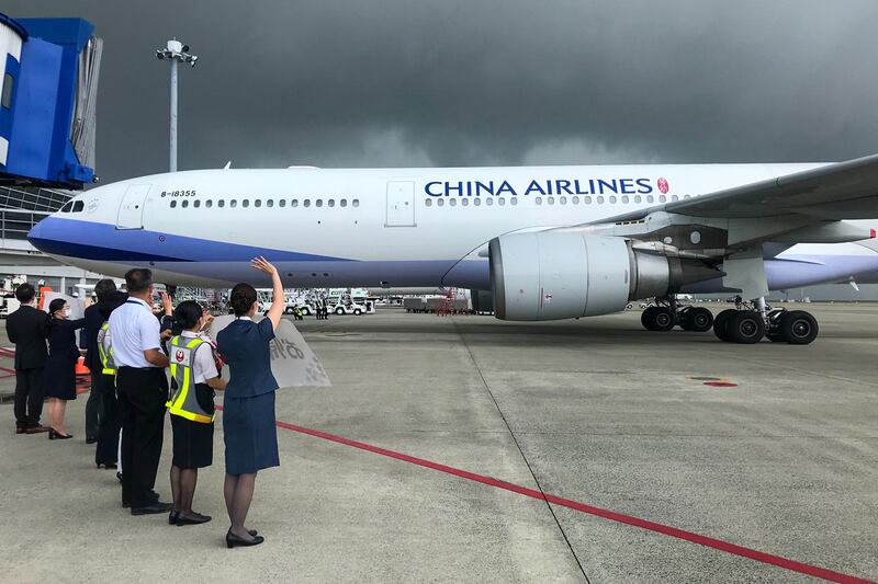 2020年11月26日，學者推測，華航未來會逐步讓飛機塗裝的「CHINA AIRLINES」消失，換上「TAIWAN」。（取材自華航臉書）