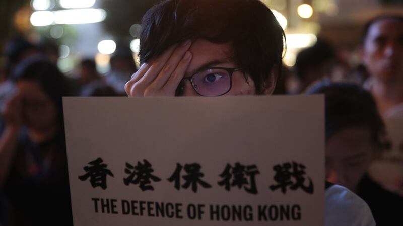 一名香港抗议者举着“香港保卫战”的牌子。(美联社)