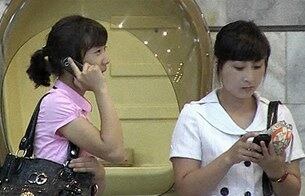 북한 평양시내에서 주민들이 휴대전화를 사용하고 있다.